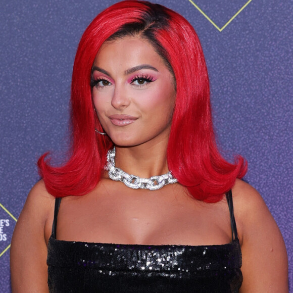 A cantora Bebe Rexha apostou em um curtinho de Dsquared2, de R$11.450, no E! People's Choice Awards 2020