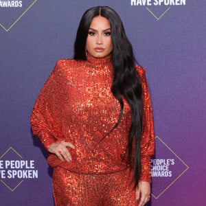 Demi Lovato chamou atenção de lace ultralonga no E! People's Choice Awards 2020