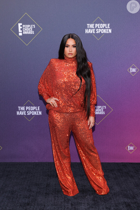 Demi Lovato chamou atenção de lace ultralonga no E! People's Choice Awards 2020