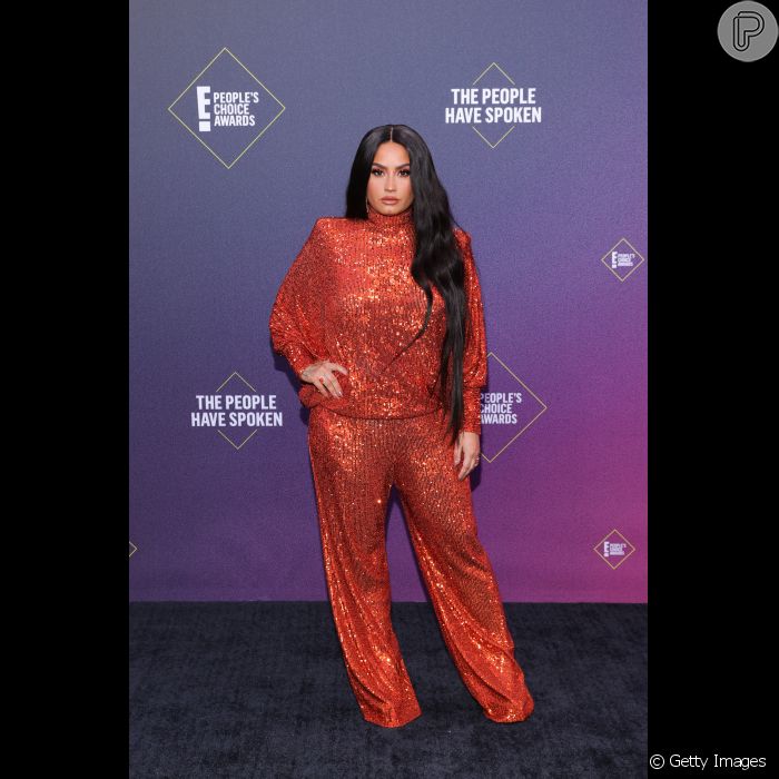  Demi Lovato chamou atenção de lace ultralonga no E! People&#039;s Choice Awards 2020 