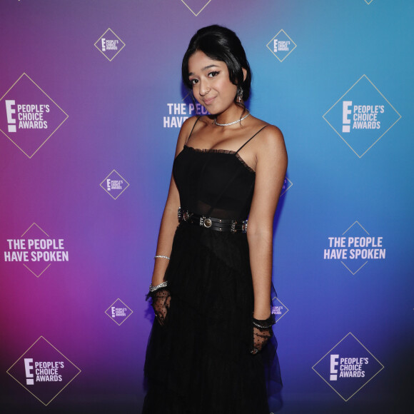 Maitreyi Ramakrishnan elege vestido longo de tule preto no E! People's Choice Awards 2020