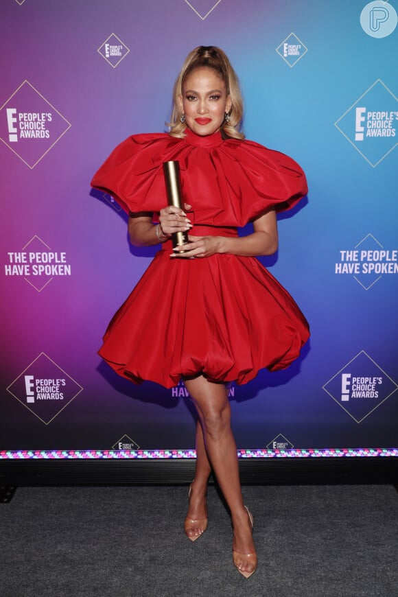 Jennifer Lopez usou um vestido curto balonê do designer de moda americano Christian Siriano Verão 2021, à venda por $2,500.00, R$ 13,6 mil na cotação atual