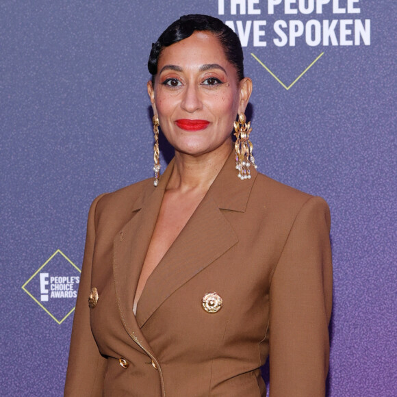 Tracee Ellis Ross usou conjunto de alfaiataria marrom Schiaparelli Verão 2021 no 2020 E! People's Choice Awards