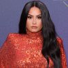Demi Lovato inicia apresentação do E! People's Choice Awards 2020 com macacão de gola alta da marca Naeem Khan