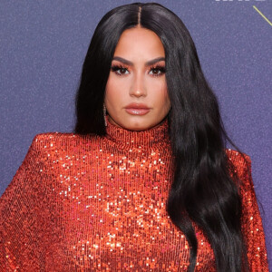 Demi Lovato inicia apresentação do E! People's Choice Awards 2020 com macacão de gola alta da marca Naeem Khan