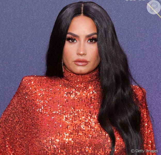 Demi Lovato inicia apresentação do E! People's Choice Awards 2020 com macacão de gola alta da marca Naeem Khan
