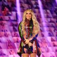 Demi Lovato adotou  curtinho de paetês multicolorido da Halpern, inverno 2020, à venda por R$10.070 na Farfetch 