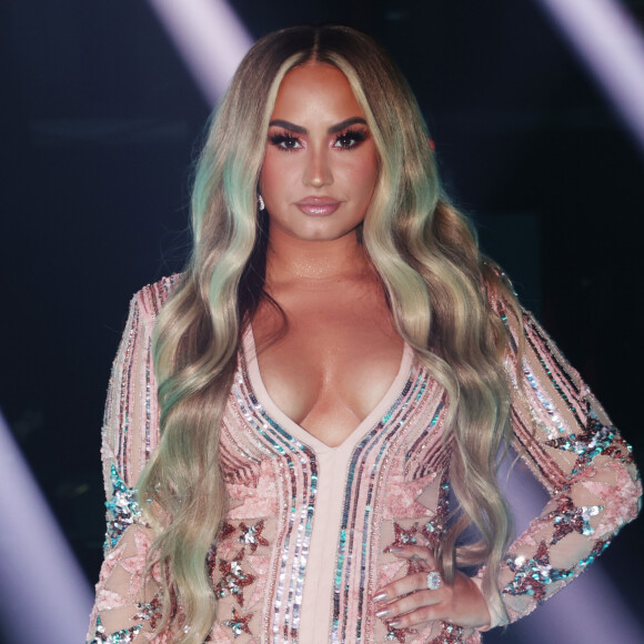 Demi Lovato usa vestido com fenda generosa de Elie Saab, Verão 2017, no E! People's Choice Awards 2020