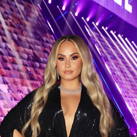Demi Lovato Demi elegeu vestido preto Greta Constantine, com muito brilho, para dar fim à cerimônia no E! People's Choice Awards 2020