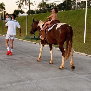 Gabriel e Samuel seguem vendo o pai, Gusttavo Lima, após o fim do casamento