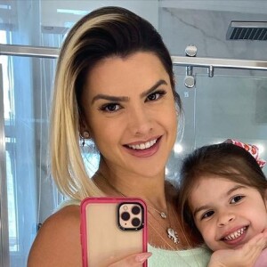 Mirella Santos aponta crescimento da filha em foto com Valentina