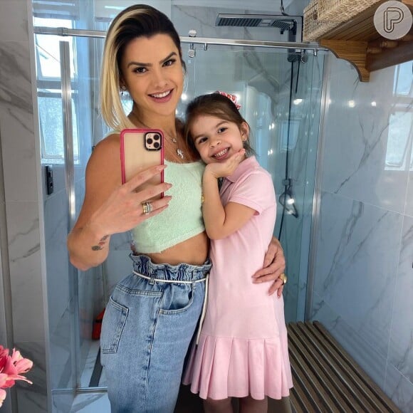 Mirella Santos aponta crescimento da filha em foto com Valentina