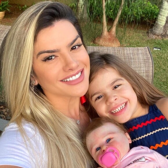 Mirella Santos aparece sorrindo em foto com a filha, Valentina