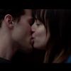 Christian Grey e Anastasia Steele se beijam no primeiro trailer de 'Cinquenta Tons de Cinza'