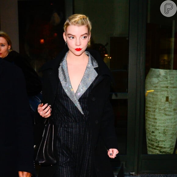 Anya Taylor-Joy gosta de peças com brilho e não dispensa um batom vermelho