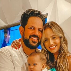 Sorocaba e Biah Rodrigues consagraram o filho, Theo, aos seis meses