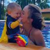 Mulher de Sorocaba, Biah Rodrigues curte piscina de biquíni com o filho, Theo, em 21 de novembro de 2020
