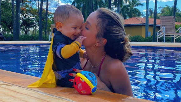 Biah Rodrigues curte piscina com o filho, Theo: 'Apaixonada pelo Batman'