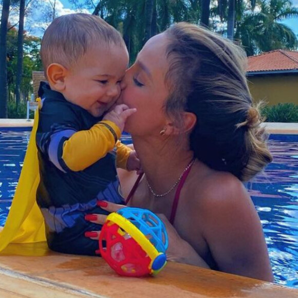 Mulher de Sorocaba, Biah Rodrigues curte piscina de biquíni com o filho, Theo, em 21 de novembro de 2020