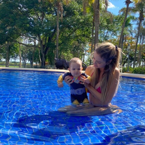 Mulher de Sorocaba, Biah Rodrigues posa de biquíni em piscna com o filho