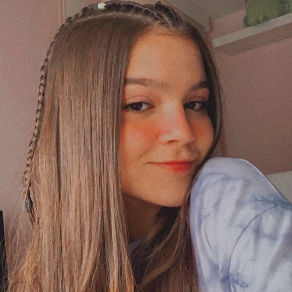 Mel Maia esbanja estilo em ensaio da moda