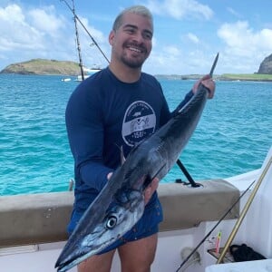 Thiago Martins pratica pesca esportiva em Fernando de Noronha