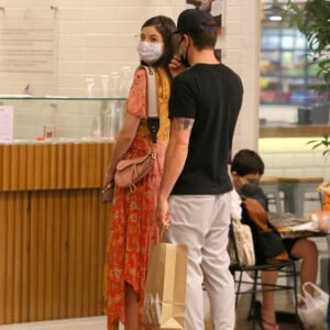 Camila Queiroz e Klebber Toledo vão às compras no shopping Leblon, zona sul do Rio de Janeiro