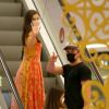 Camila Queiroz elege vestido fluído e com pontas assimétricas para dia de compras