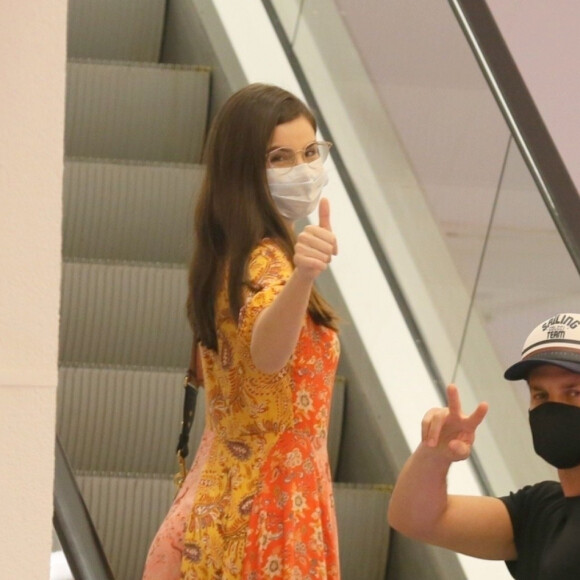 Vestido de Camila Queiroz, usado em passeio, remete aos trajes indianos e é tendência do verão