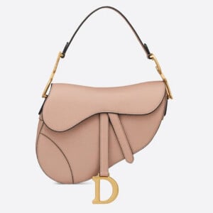 Camila Queiroz usa bolsa Saddle da Dior