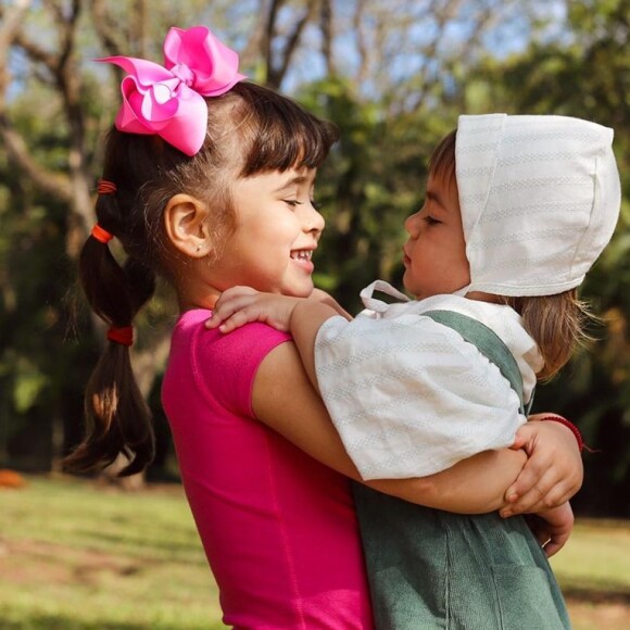 Filha de Sabrina Sato e Duda Nagle, Zoe usou um look igual ao da prima Manuela em seu aniversário