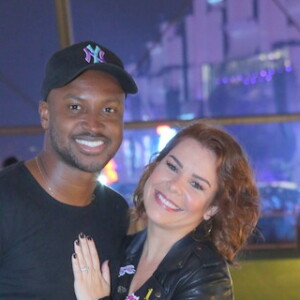 Thiaguinho enviou mensagem para a ex-mulher, Fernanda Souza, durante live e no aniversário dela