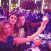 Grazi Massafera tirou 'selfies' com amigos durante jantar de gala