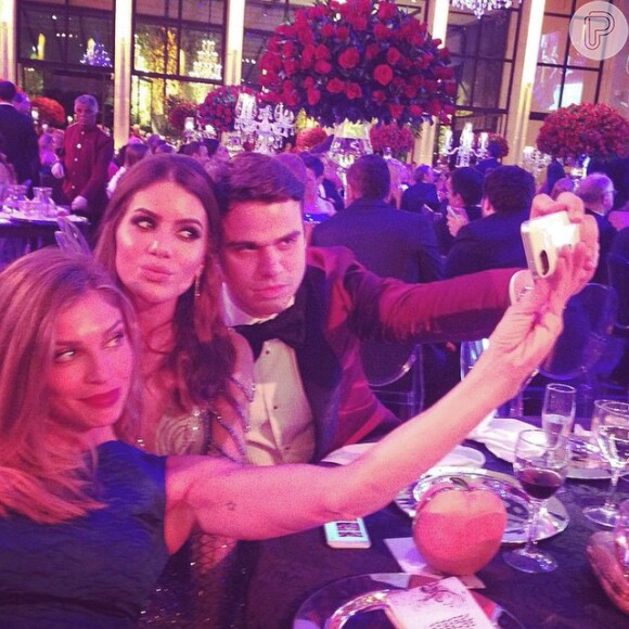 Grazi Massafera tirou 'selfies' com amigos durante jantar de gala