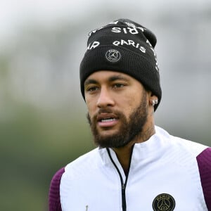 Neymar teria apresentado Gabily aos amigos e família