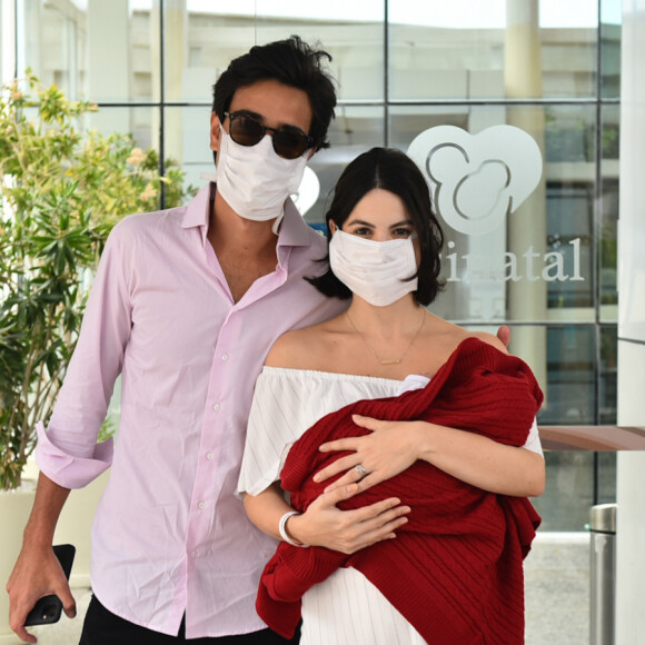 Sthefany Brito cai na risada após receber 'delivery' de água de coco dos pais