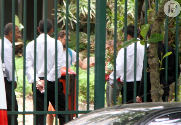 Grazi Massafera chega no condomínio onde mora Cauã Reymond para deixar a filha do casal, Sofia