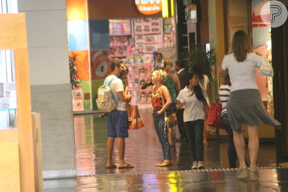 Cauã Reymond chegou em shopping do Rio com a filha, Sofia