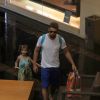 Cauã Reymond passeia com a filha, Sofia, em shopping do Rio