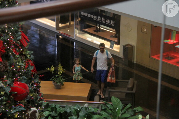 Cauã Reymond passeia com a filha, Sofia, em shopping do Rio