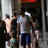 Cauã Reymond anda de mãos dadas com a filha, Sofia, durante passeio em shopping do Rio