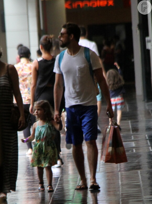 Cauã Reymond anda de mãos dadas com a filha, Sofia, durante passeio em shopping do Rio