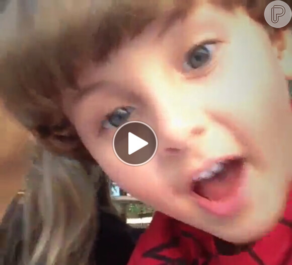 Claudia Leitte grava vídeo com o filho mais velho, Davi, de 4 anos, e posta no Twitter em 4 de março de 2013