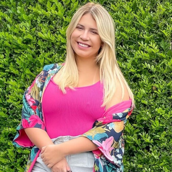 Marília Mendonça faz vídeo de toalha e fala de corpo mais magro