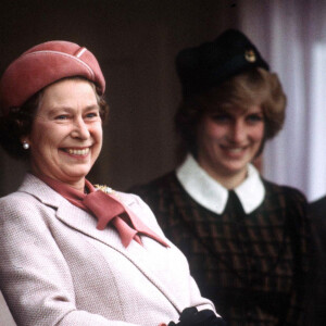 Relação de Rainha Elizabeth com Princesa Diana tinha conflitos de opinião
