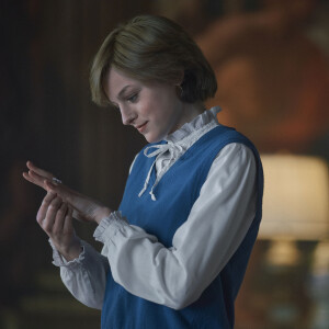 Princesa Diana (Emma Corin) não escolheu seu anel de noivado, como aconteceu na série