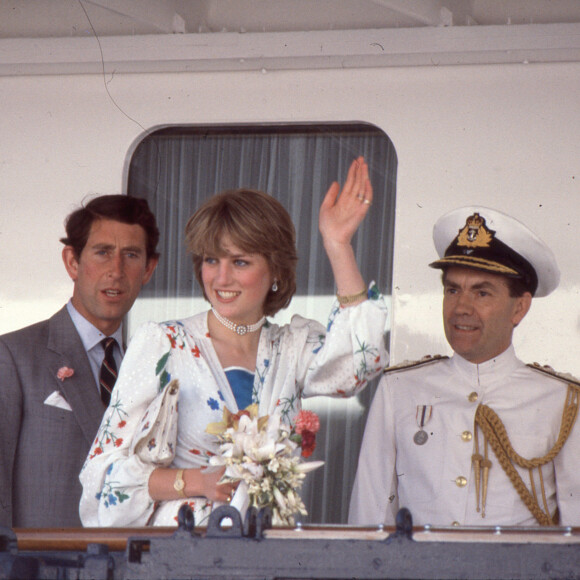 Princesa Diana era mais popular que Príncipe Charles e o monarca se incomodava com isso