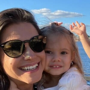 Thais Fersoza postou foto com marido, Michel Teló, e filhos, Melinda e Teodoro, no Dia da Família em 8 de dezembro de 2020