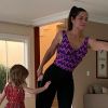 Filha de Thais Fersoza, Melinda encantou ao imitar pose de yoga da mãe