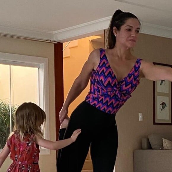 Filha de Thais Fersoza, Melinda encantou ao imitar pose de yoga da mãe